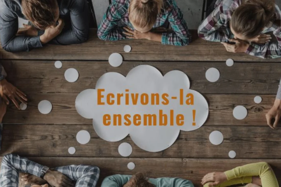 personnes autour d'une table regardant une image ensemble